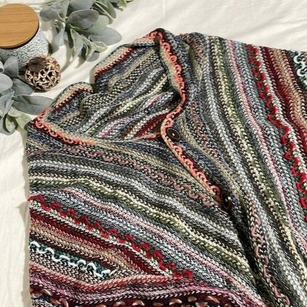 The Giving Wrap Muliple Colors of Recycled Yard Coconut Buttons NWT